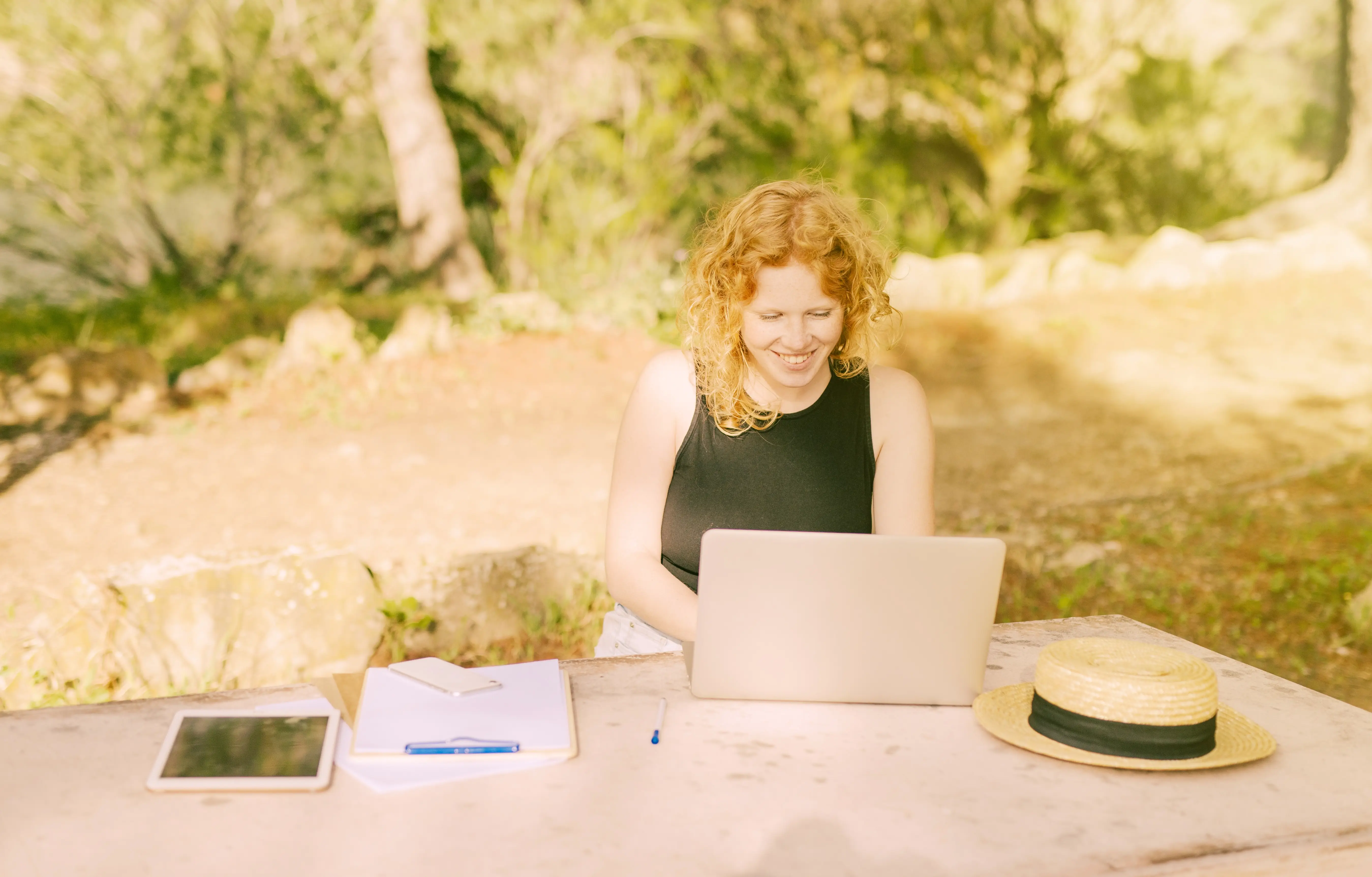 young-woman-sitting-desk-outside-working-laptop kopie